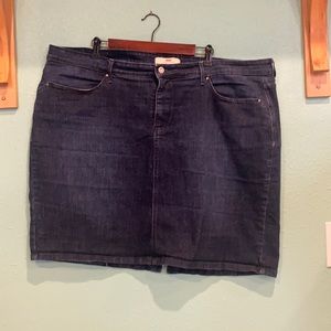 Levi’s Perfectly Shaping Jean skirt. Size 24.